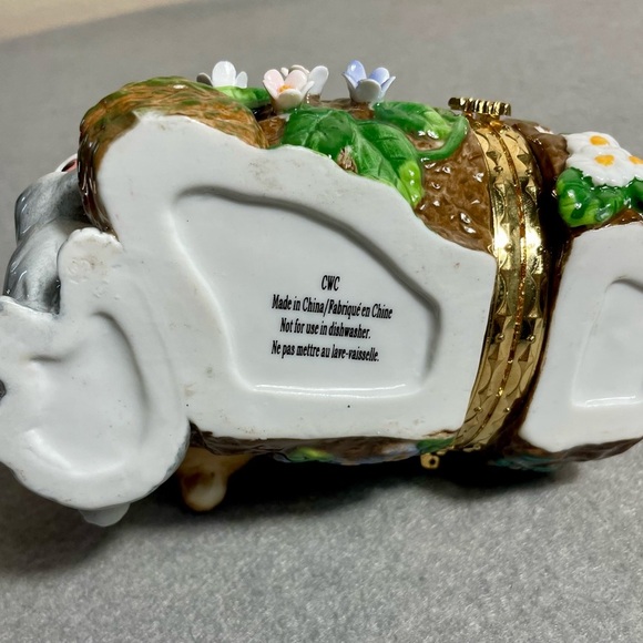 Vintage Porcelain Bunny Rabbit Figurine with Secret Storage Hideaway - Picture 8 of 8